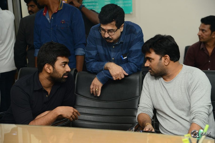 London-Babulu-Movie-Team-at-KBN-College-Vijayawada